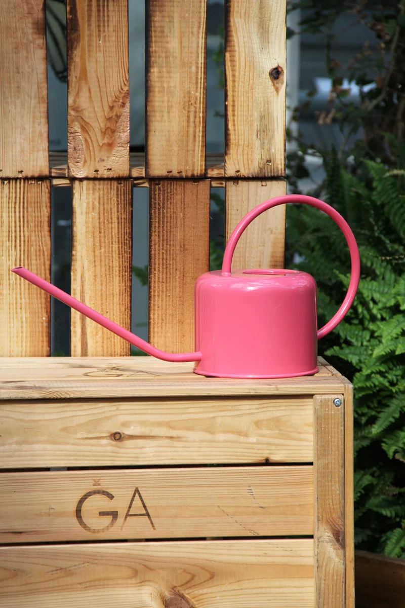 Gießkanne aus Metall | 1 l in leuchtendem Pink