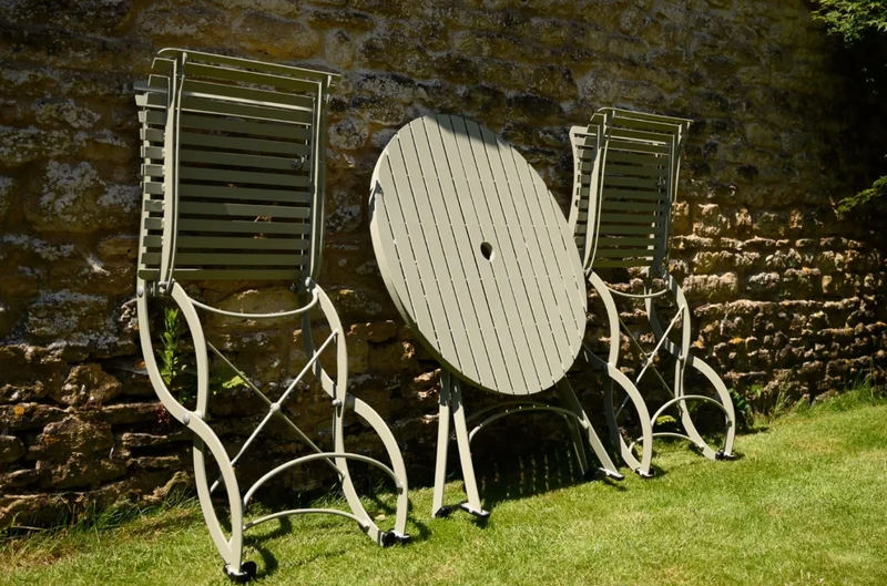 Harrod | Bistro Set 'Darsham' Klappbarer Gartentisch mit 2 Stühlen in Salbeigrün