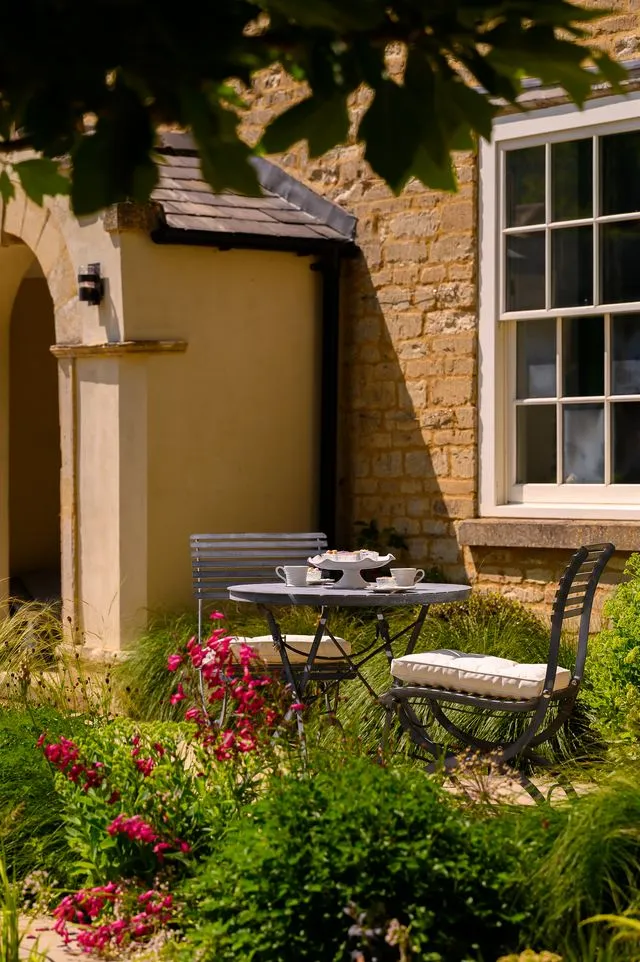 Harrod | Bistro Set 'Darsham' Klappbarer Gartentisch mit 2 Stühlen handveredelte Oberfläche