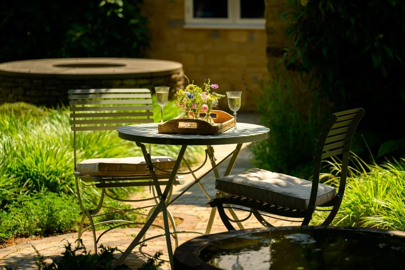Harrod | Bistro Set 'Darsham' Klappbarer Gartentisch mit 2 Stühlen handveredelte Oberfläche