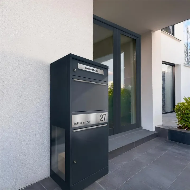 Paketbox mit Briefkasten | mit seitlichen Sichtfenstern | personalisiert mit Gravur | Edelstahl-Namensschild | Anthrazit | Bispo 2 SF