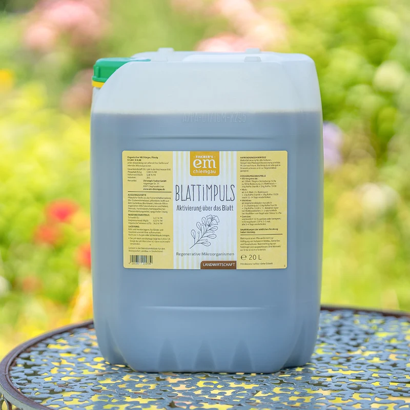Blattimpuls ® · Pflanzenferment mit ausgesuchten regionalen Kräutern und ihrer eigenen Mikroflora für Blattspritzungen